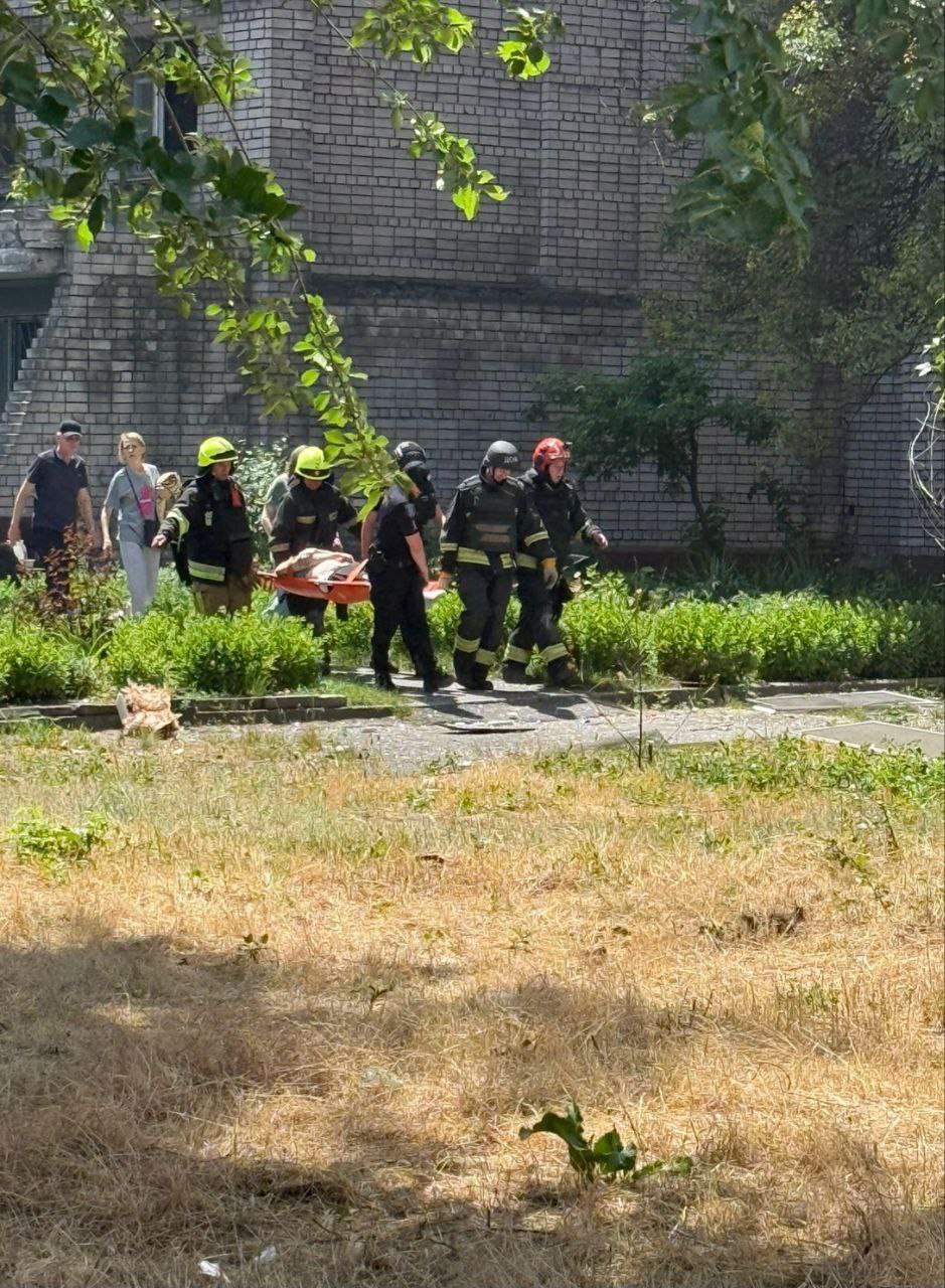Через ранішню ворожу атаку на Дніпропетровщині є загиблі та десятки постраждалих - ФОТО