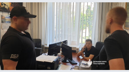 Чергового правоохоронця, що «заробляв» на видаленні даних про ухилянтів, викрили на Дніпропетровщині