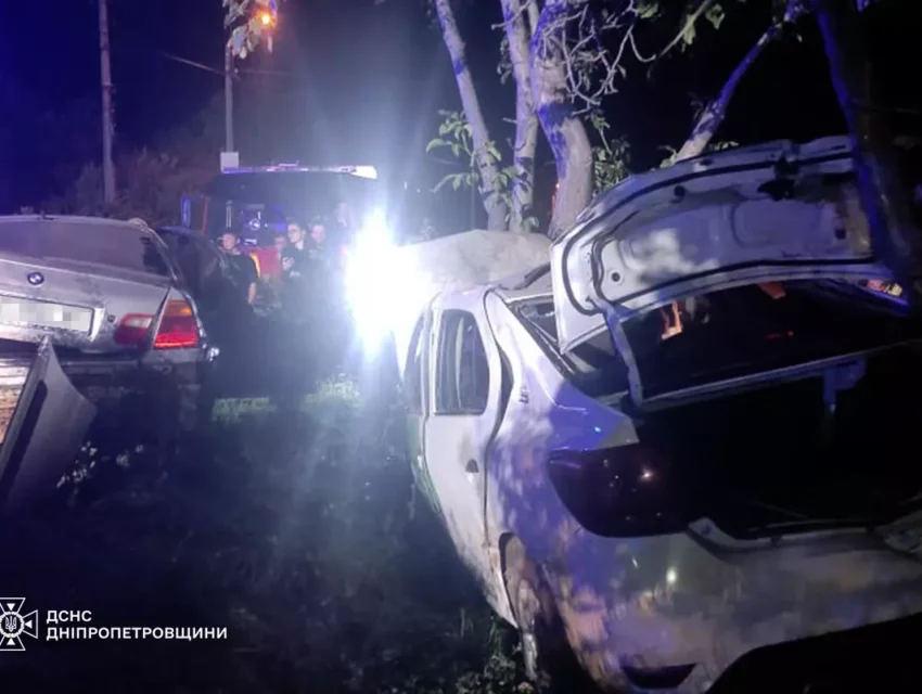 В Кам’янському внаслідок ДТП трьох людей деблокували з понівечених авто