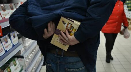 У Дніпрі батько з 18-річним сином займались крадіжками з супермаркету, а син ще й фігурує у справі про смерть дитини через ДТП