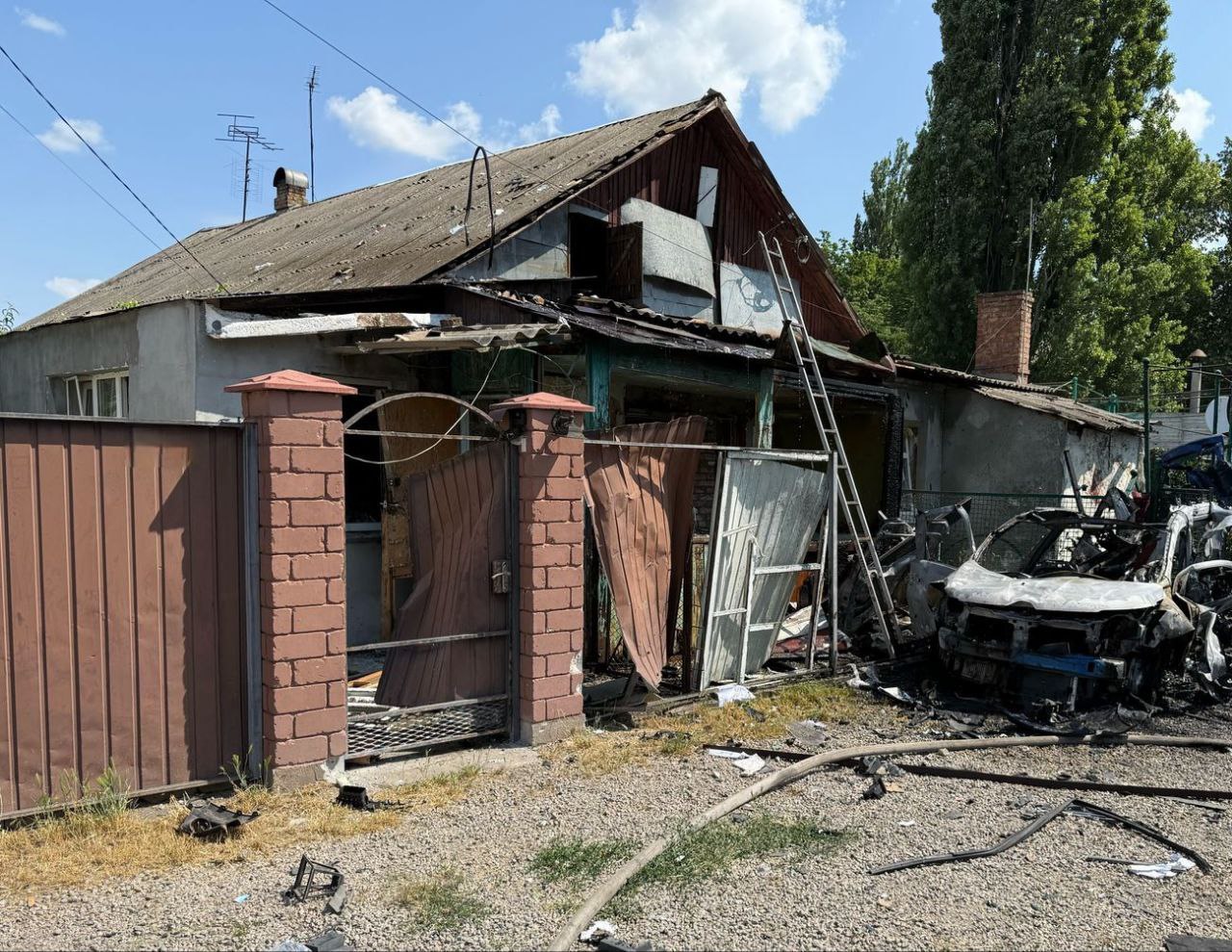 Одна людина загинула, дві постраждали внаслідок сьогоднішніх ворожих обстрілів по Дніпропетровщині - ФОТО