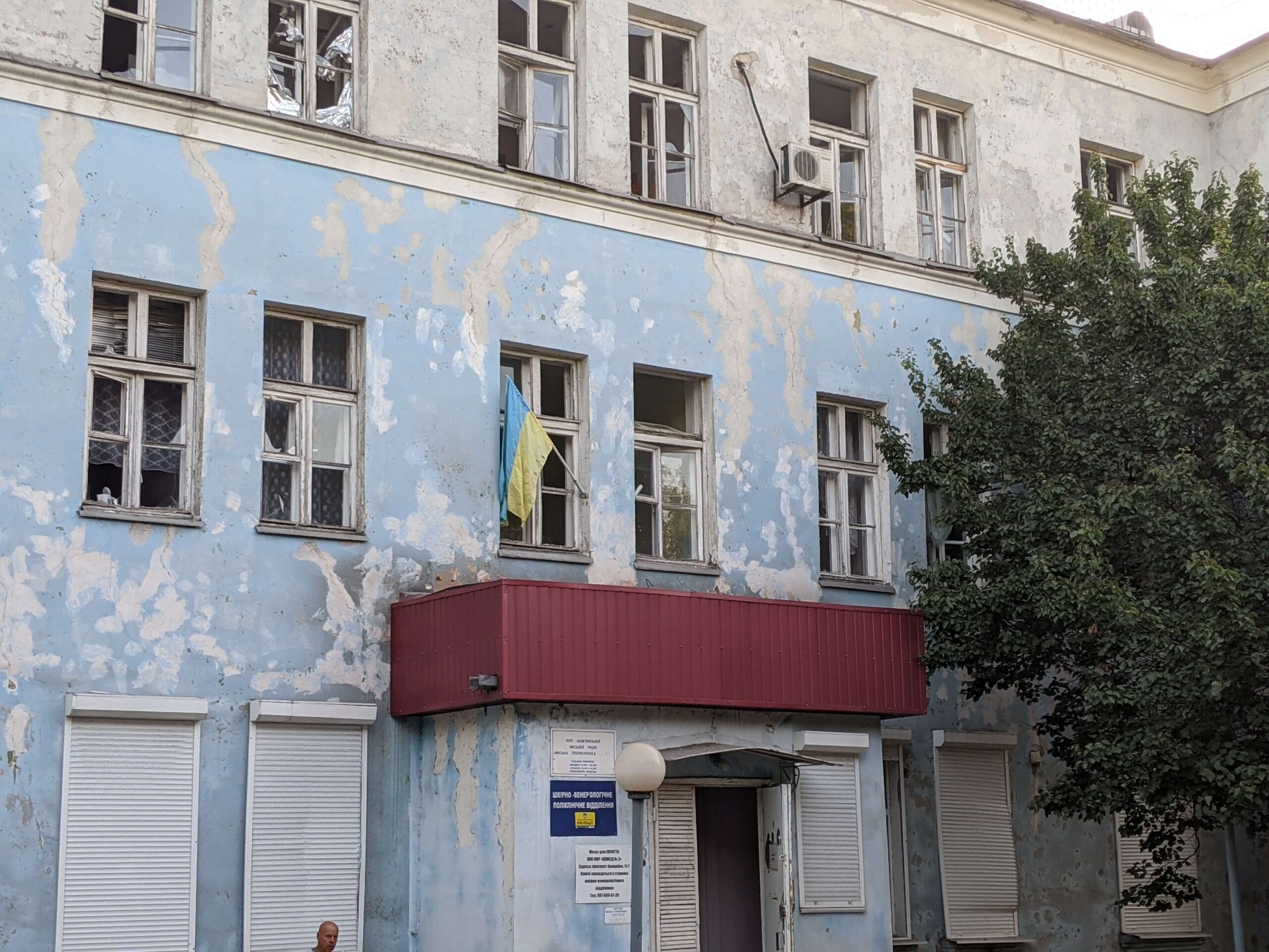 Ще одна страшна ніч в Кам'янському: внаслідок ракетної атаки в місті зруйновані медзаклади, дві людини загинули - ФОТО