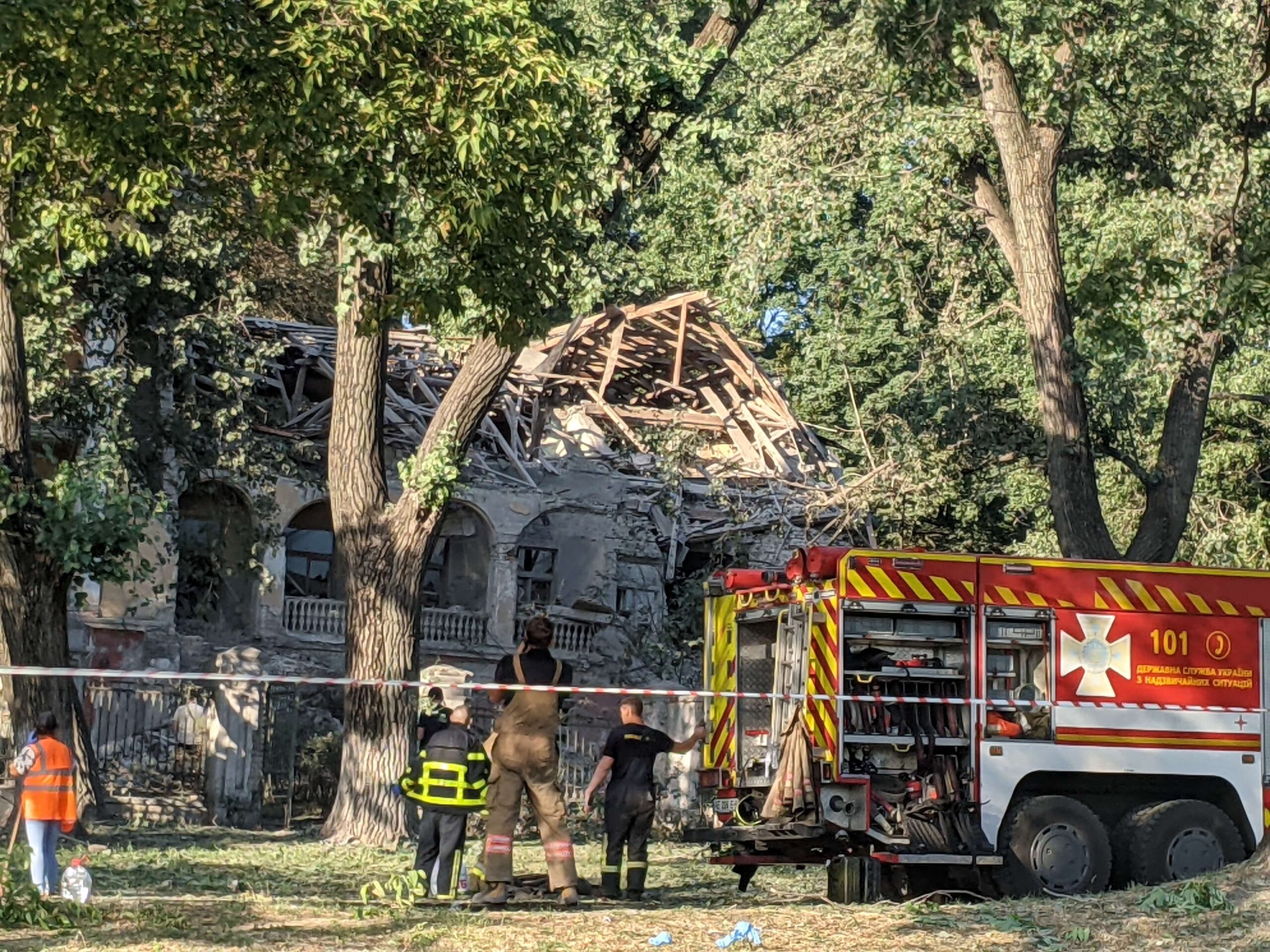 Ще одна страшна ніч в Кам'янському: внаслідок ракетної атаки в місті зруйновані медзаклади, дві людини загинули - ФОТО