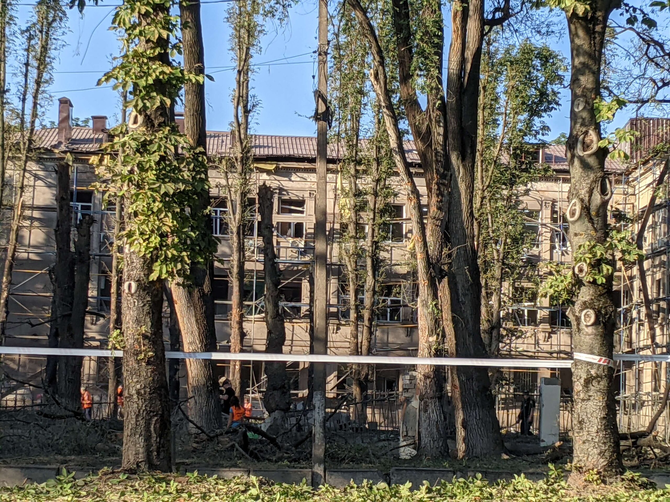 Ще одна страшна ніч в Кам'янському: внаслідок ракетної атаки в місті зруйновані медзаклади, дві людини загинули - ФОТО