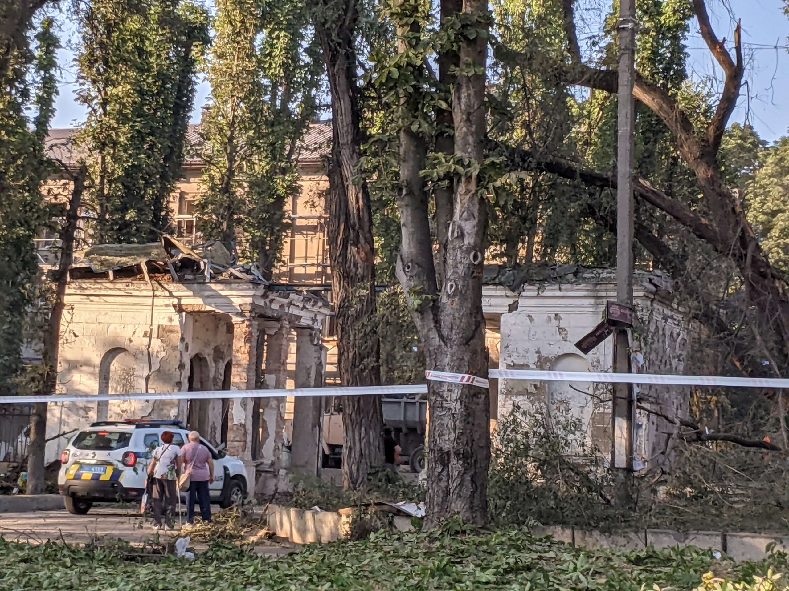 Ще одна страшна ніч в Кам'янському: внаслідок ракетної атаки в місті зруйновані медзаклади, дві людини загинули - ФОТО