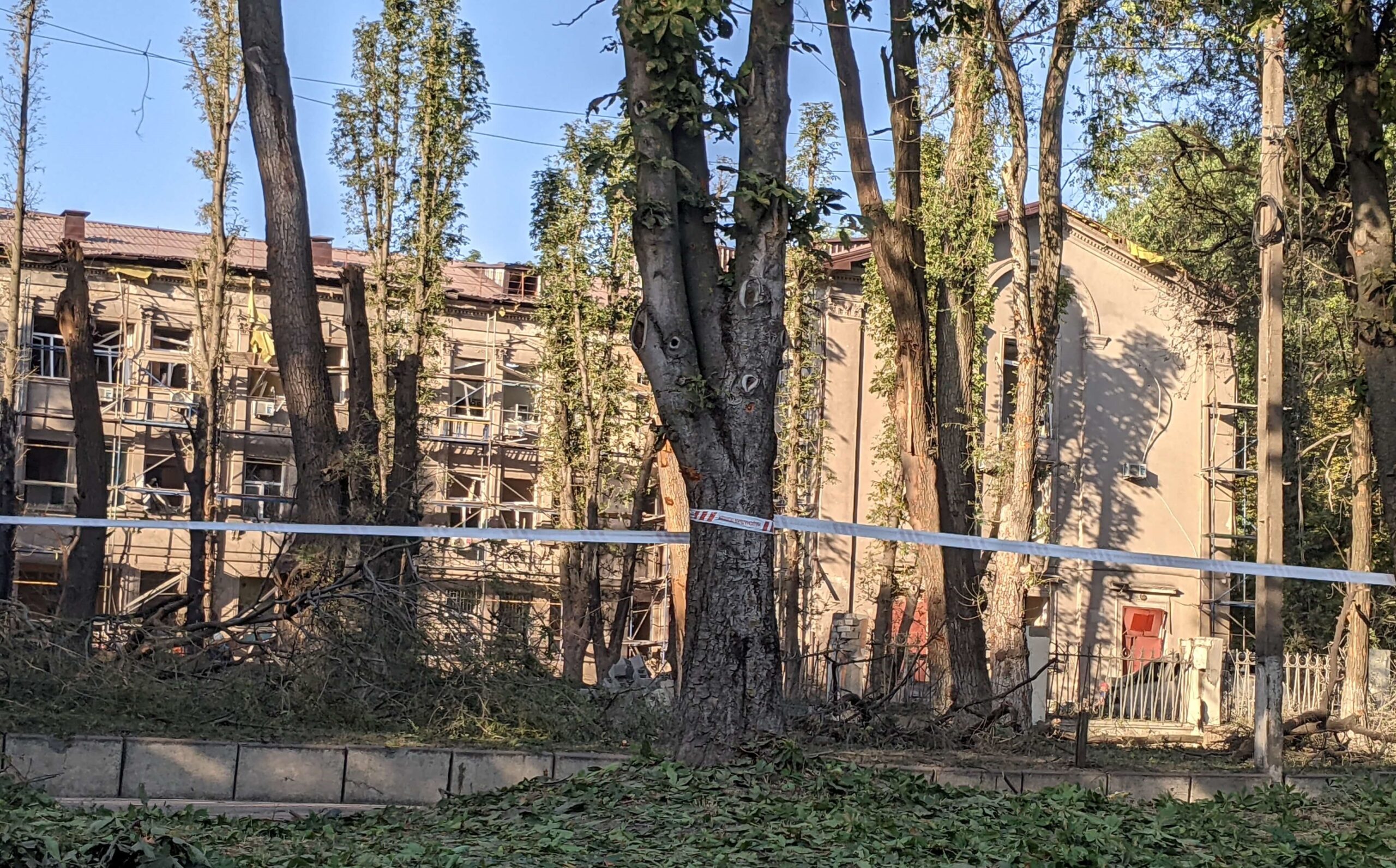 Ще одна страшна ніч в Кам'янському: внаслідок ракетної атаки в місті зруйновані медзаклади, дві людини загинули - ФОТО
