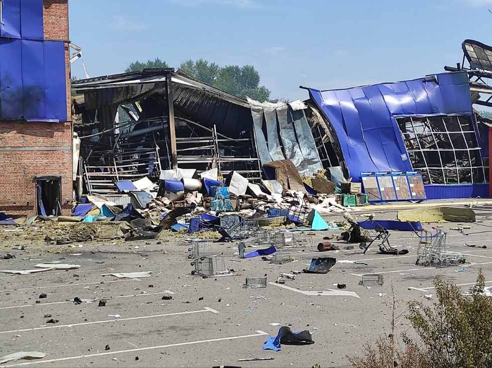 Наслідки ракетного удару по Кам’янському: страшна ніч, трохи паніки та масштабні руйнування «Епіцентру» (фоторепортаж) - ФОТО