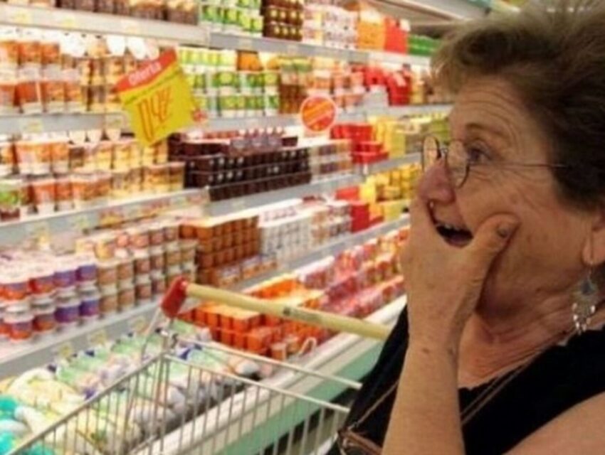 Яблука, капуста та морква – рекордсмени за зростанням ціни: у Держстаті розповіли як зросли ціни за рік