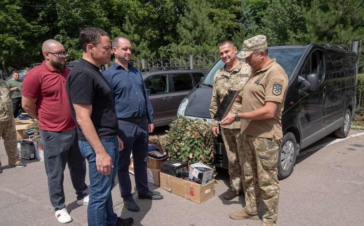 Кам'янське передало чергову партію допомоги нашим землякам, які боронять країну в лавах ЗСУ - ФОТО