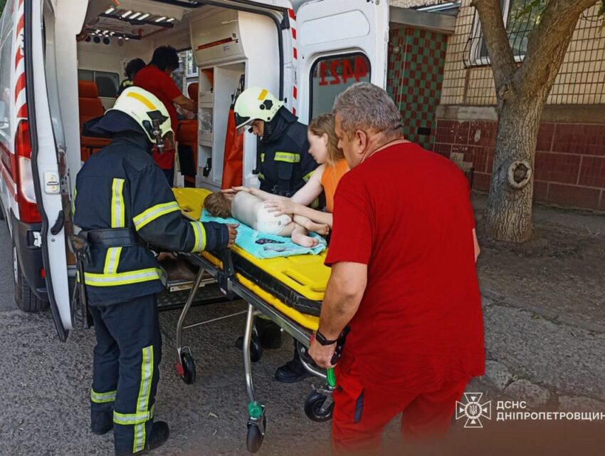 ОНОВЛЕНО! На Дніпропетровщині 2-річна дівчинка випала з четвертого поверху та зламала руку