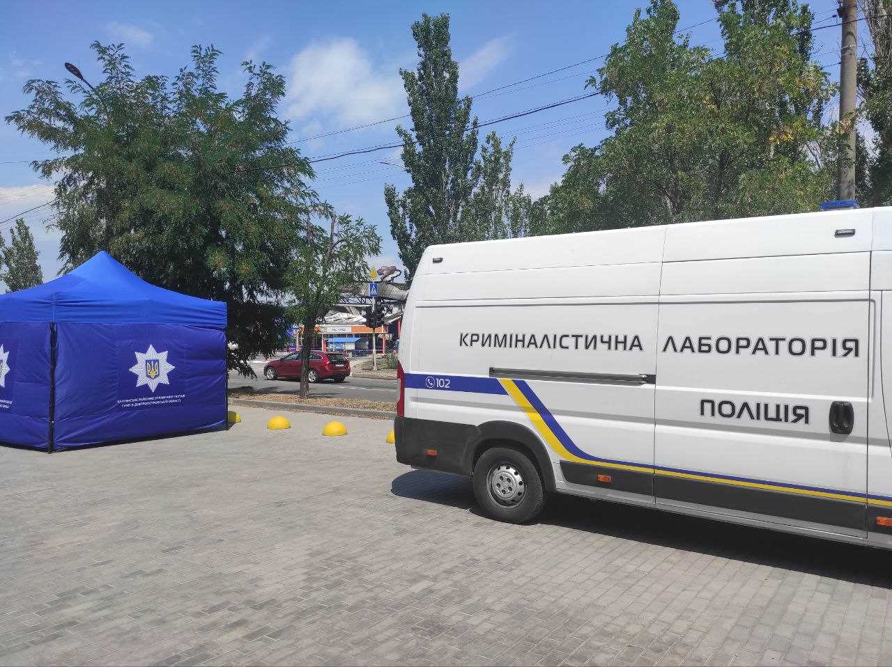 Наслідки ракетного удару по Кам’янському: страшна ніч, трохи паніки та масштабні руйнування «Епіцентру» (фоторепортаж) - ФОТО