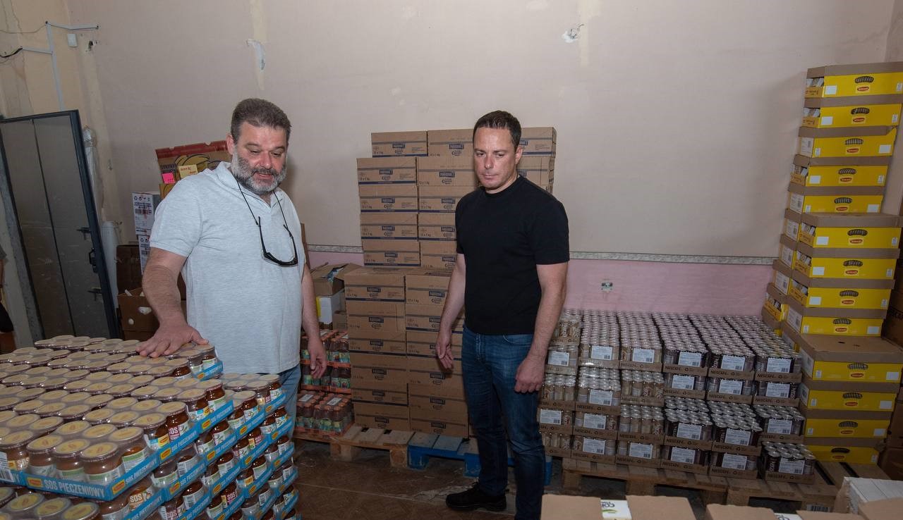 Медичне обладнання та харчові продукти для військових й переселенців: до Кам'янського надійшла гумдопомога від партнерів - ФОТО