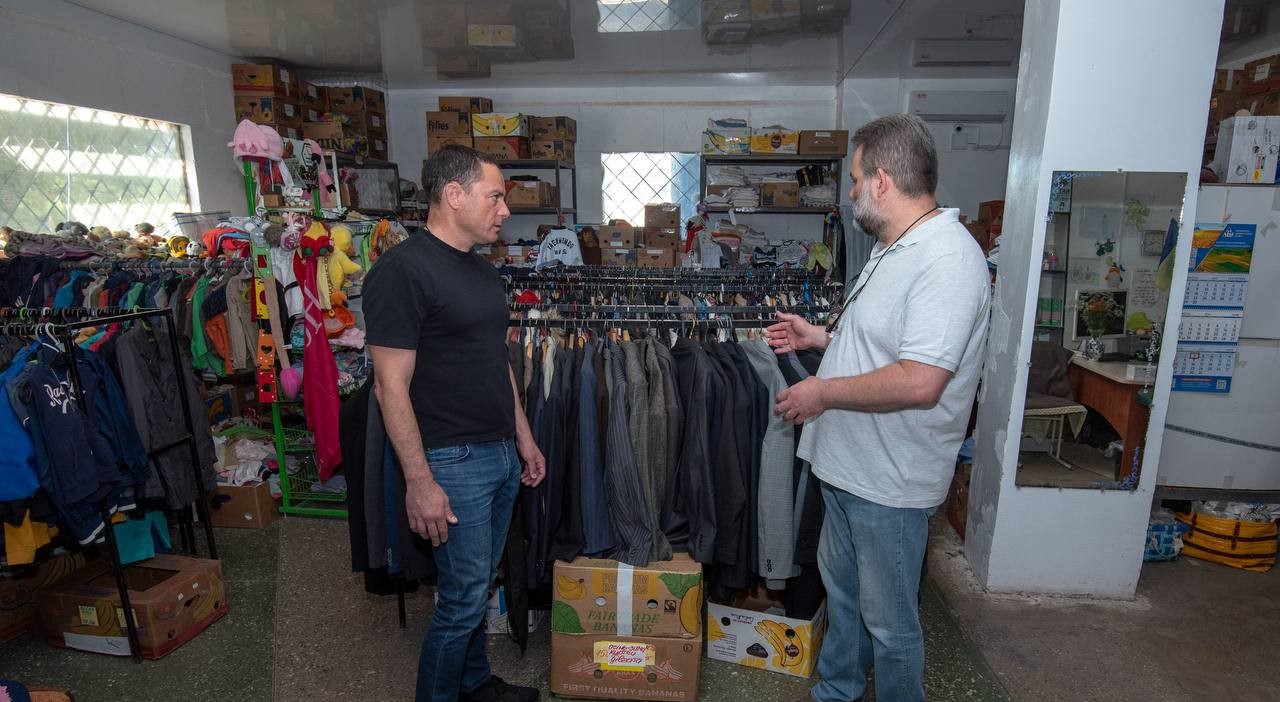 Медичне обладнання та харчові продукти для військових й переселенців: до Кам'янського надійшла гумдопомога від партнерів - ФОТО