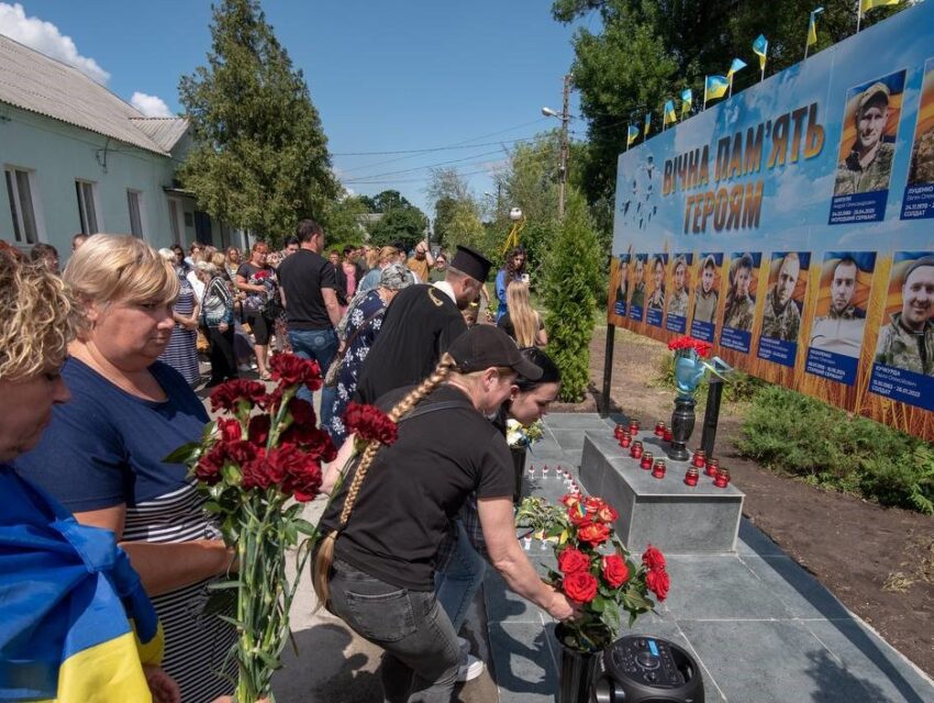 У Карнаухівці відкрили пам’ятний знак на честь загиблих на війні односельців