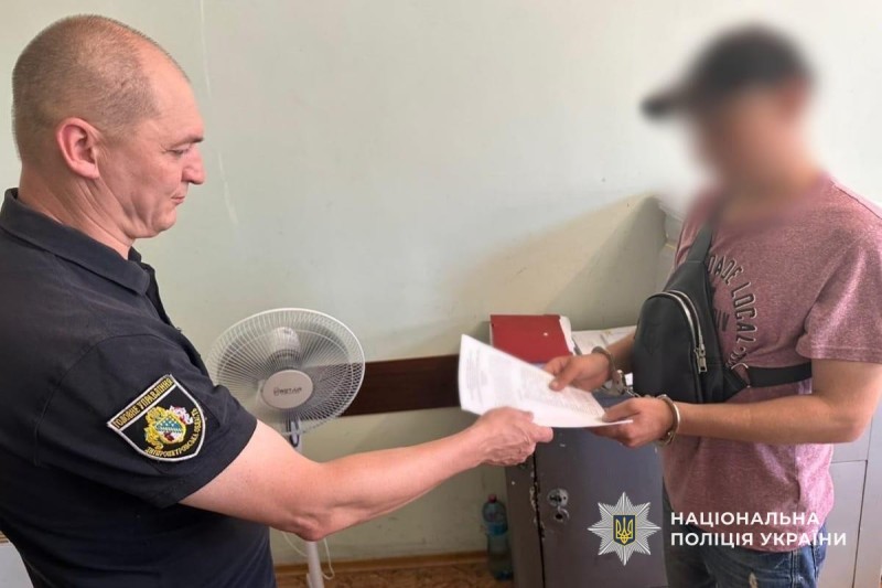 В Кам’янському затримали чоловіка, який крав особисті речі власників авто