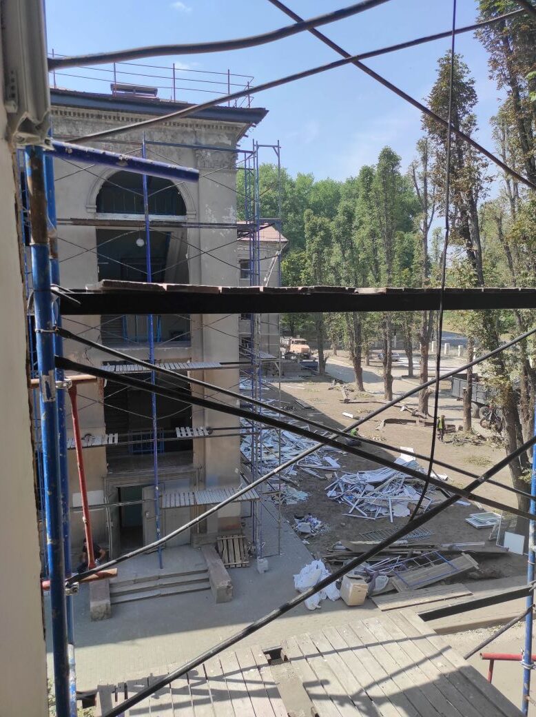 У Кам’янському тимчасово зупинили планові госпіталізації у постраждалі відділення 9-ї лікарні - ФОТО