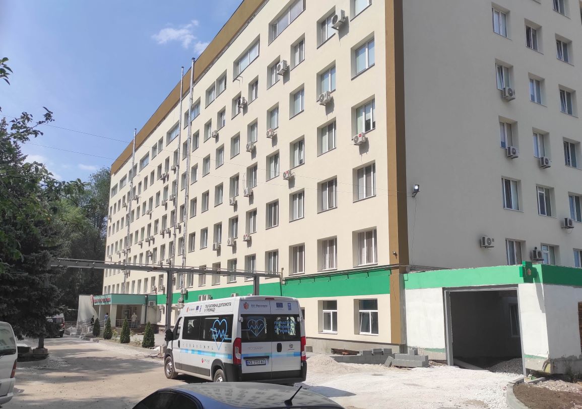 У Кам’янському тимчасово зупинили планові госпіталізації у постраждалі відділення 9-ї лікарні - ФОТО