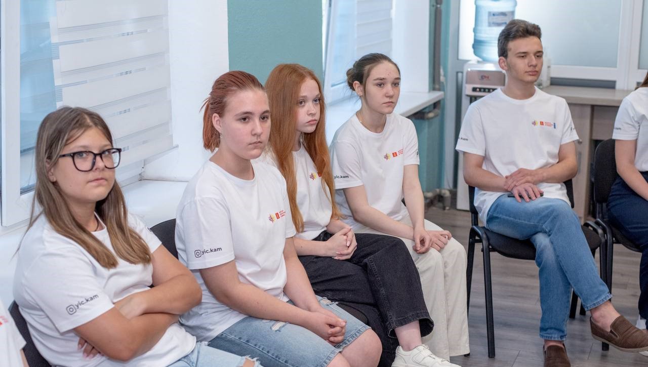 Громадські ініціативи та волонтерство: представники учнівської молоді Кам'янського отримали сертифікати тренерів з цих напрямків - ФОТО