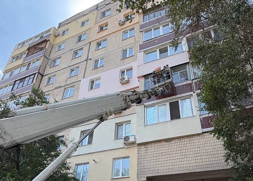 В Кам’янському сьогодні комунальники продовжать відновлення пошкодженого житла 