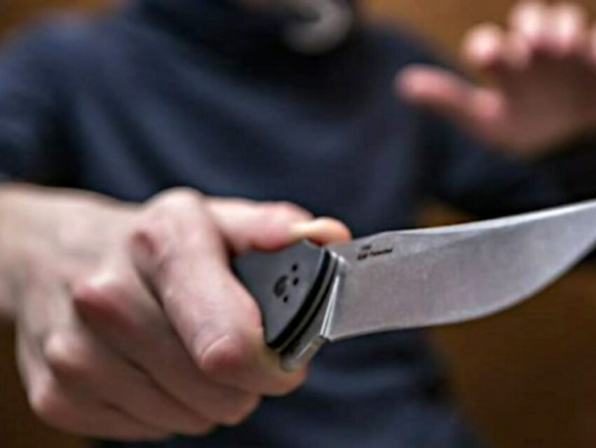 Приставив ніж до шиї жінки: в Кам’янському чоловіка підозрюють у розбійному нападі