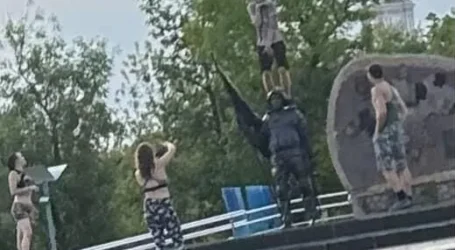 В одному з міст Дніпропетровщини  підлітки влаштували фоторозваги на пам’ятнику «Захисник України