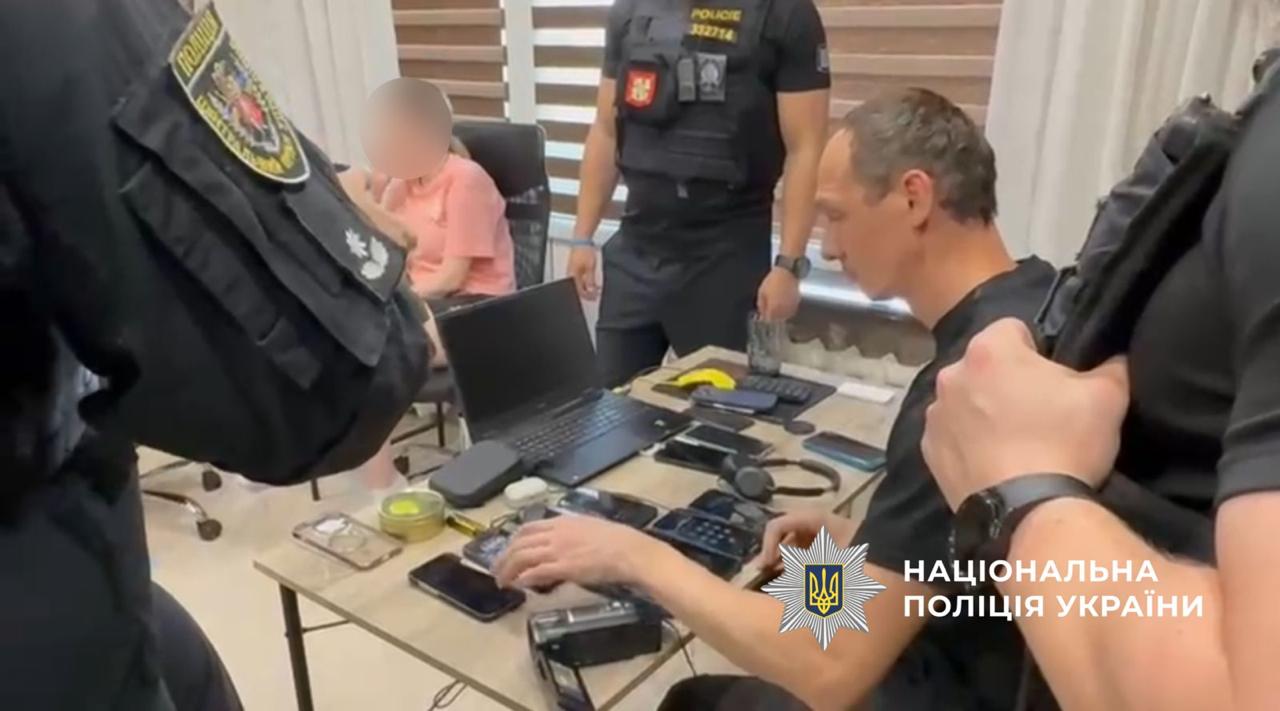 Виманювали гроші з європейців: мешканець Дніпра організував шахрайську схему, до якої залучив українців та чехів (ВІДЕО) - ФОТО