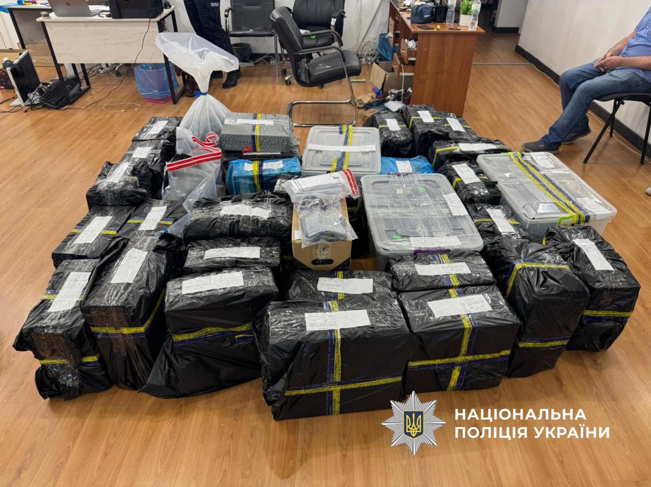 Виманювали гроші з європейців: мешканець Дніпра організував шахрайську схему, до якої залучив українців та чехів (ВІДЕО) - ФОТО