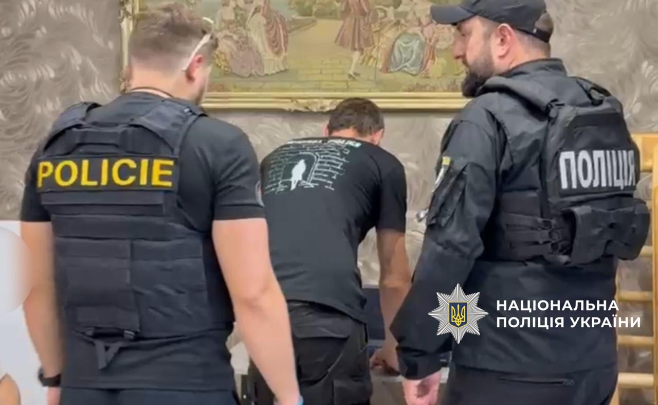 Виманювали гроші з європейців: мешканець Дніпра організував шахрайську схему, до якої залучив українців та чехів (ВІДЕО) - ФОТО