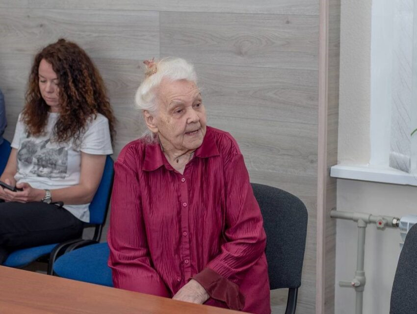 Від ремонту будинків до правової допомоги: з якими питаннями мешканці Кам’янського звертались до мера на особистому прийомі