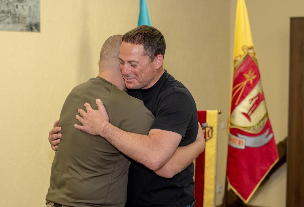 В Кам'янському військовому, що боронить країну вже майже 10 років, вручили ключі від квартири - ФОТО