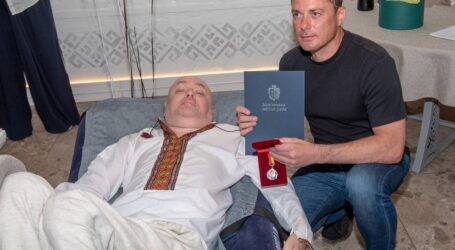 Не може ходити, але допомагає рухатись іншим: відомий в Кам’янському волонтер Ярослав Шолковий святкує сьогодні свій ювілей