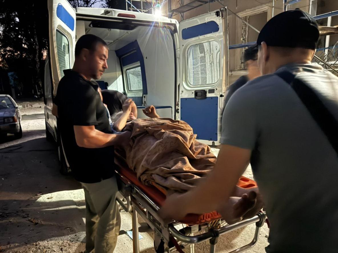 Ще одна страшна ніч в Кам'янському: внаслідок ракетної атаки в місті зруйновані медзаклади, дві людини загинули - ФОТО