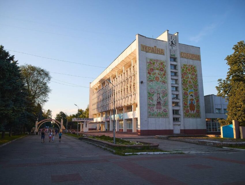 Вночі ворог гатив по Дніпропетровщині: є постраждалі та руйнування