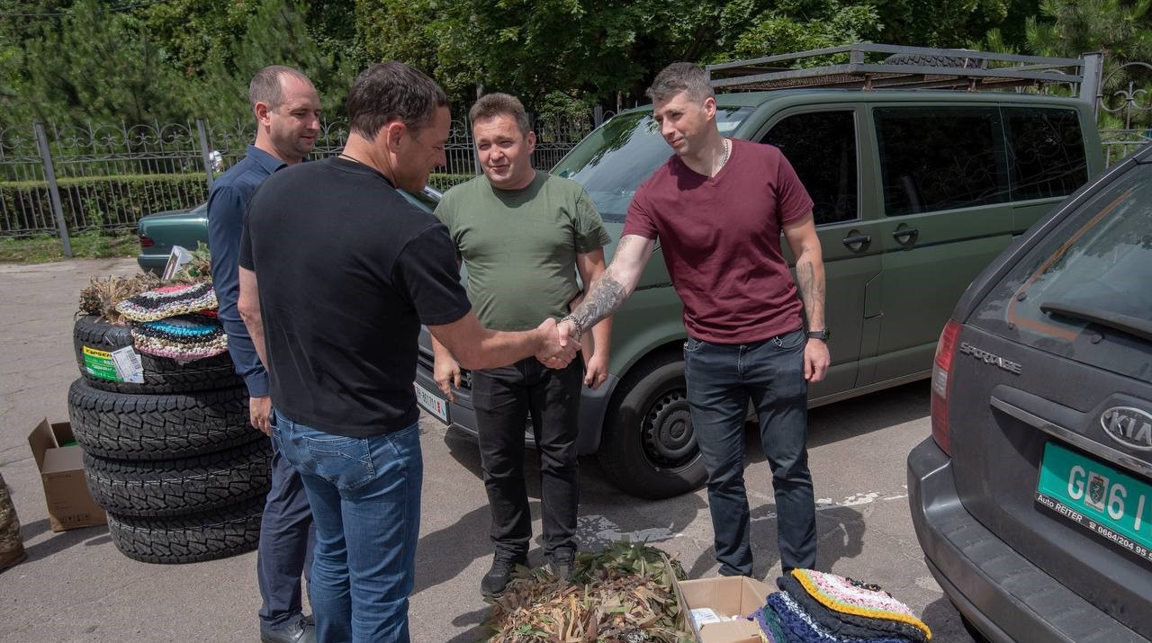 Кам'янське передало чергову партію допомоги нашим землякам, які боронять країну в лавах ЗСУ - ФОТО