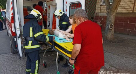 ОНОВЛЕНО! На Дніпропетровщині 2-річна дівчинка випала з четвертого поверху та зламала руку