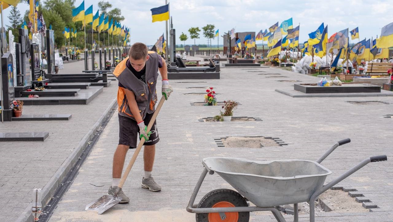 До кінця серпня в Кам'янському планують завершити будівництво Меморіального комплексу на вул.Весняній - ФОТО
