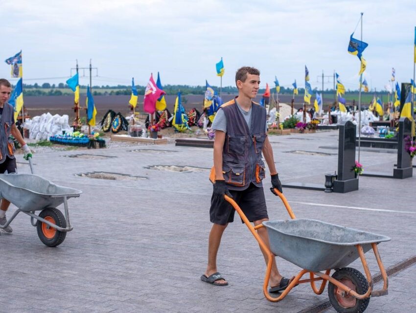 До кінця серпня в Кам’янському планують завершити будівництво Меморіального комплексу на вул.Весняній