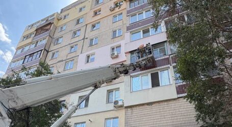 В Кам’янському сьогодні комунальники продовжать відновлення пошкодженого житла 