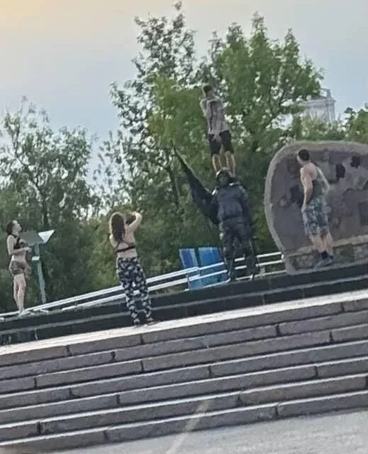 В одному з міст Дніпропетровщини  підлітки влаштували фоторозваги на пам’ятнику «Захисник України