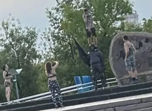 В одному з міст Дніпропетровщини підлітки влаштували фоторозваги на пам'ятнику «Захисник України - ФОТО