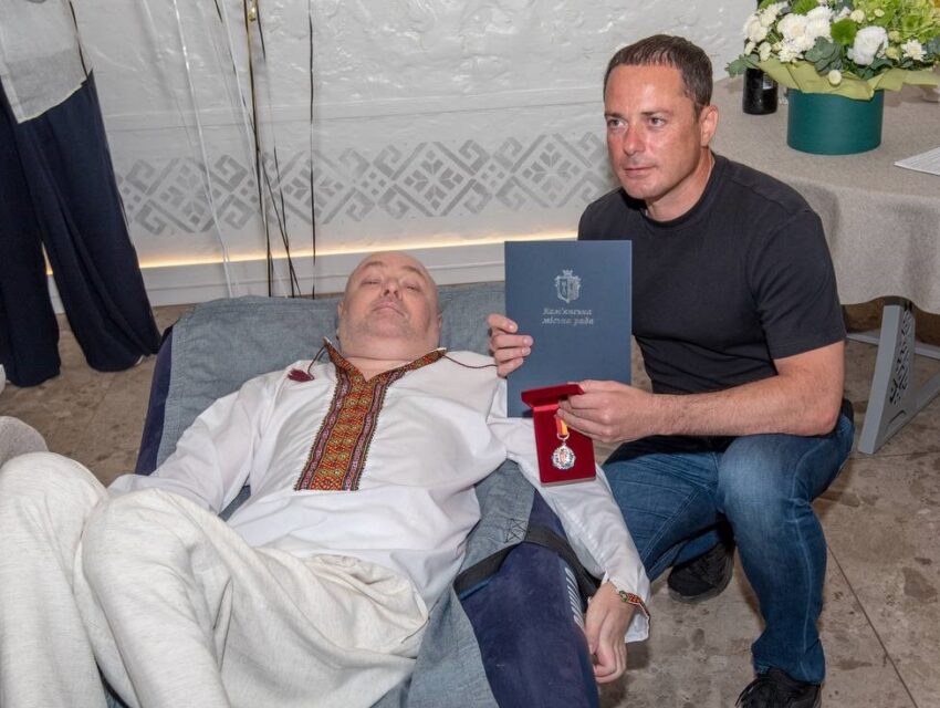 Не може ходити, але допомагає рухатись іншим: відомий в Кам’янському волонтер Ярослав Шолковий святкує сьогодні свій ювілей