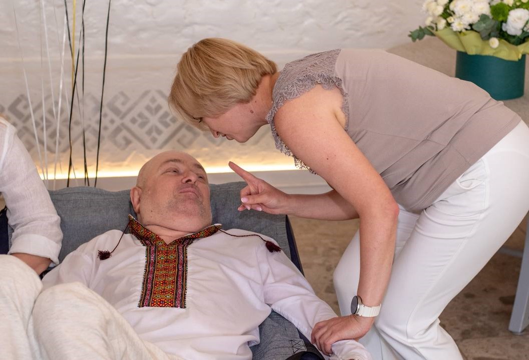 Не може ходити, але допомагає рухатись іншим: відомий в Кам'янському волонтер Ярослав Шолковий святкує сьогодні свій ювілей - ФОТО