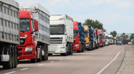  На Дніпропетровщині через спеку обмежили рух вантажівок