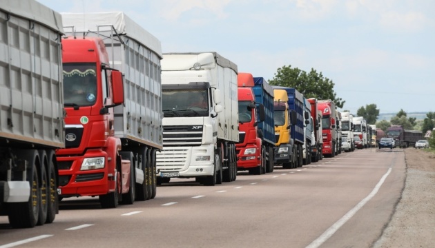  На Дніпропетровщині через спеку обмежили рух вантажівок