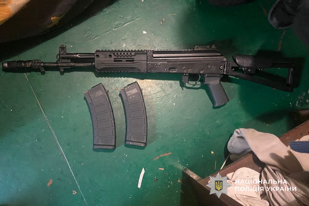У Кам'янському районі поліційні виявили у місцевого жителя схрон зі зброєю та боєприпасами - ФОТО