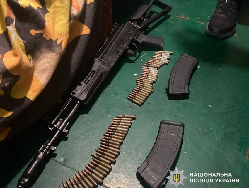 У Кам’янському районі поліційні виявили у місцевого жителя схрон зі зброєю та боєприпасами