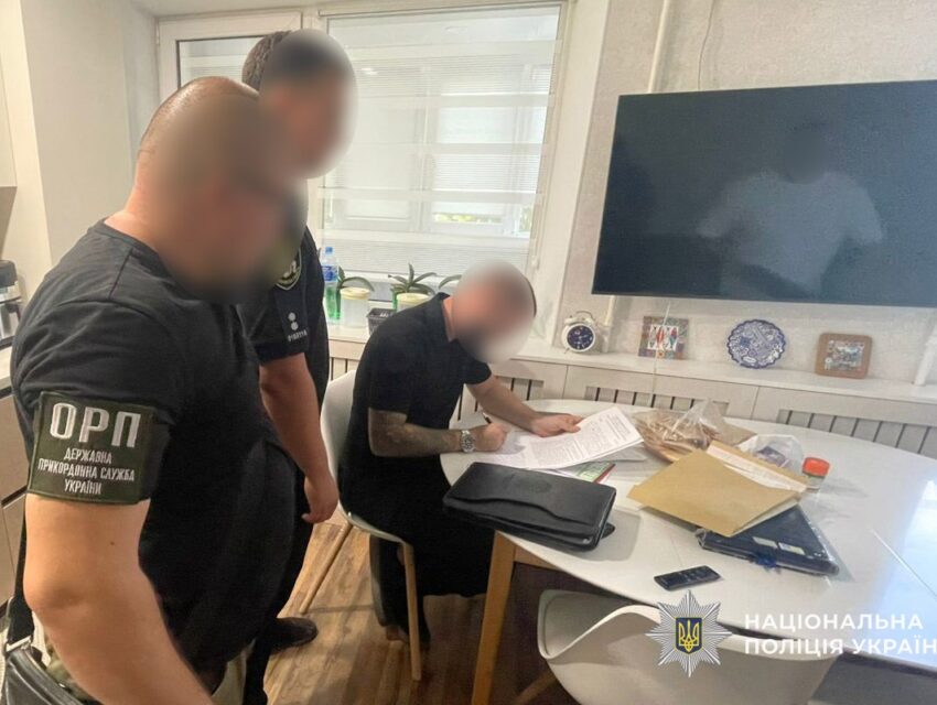 Під прикриттям гумдопомоги для військових ввозив авто для продажу: на Дніпропетровщині викрили очільника благодійного фонду