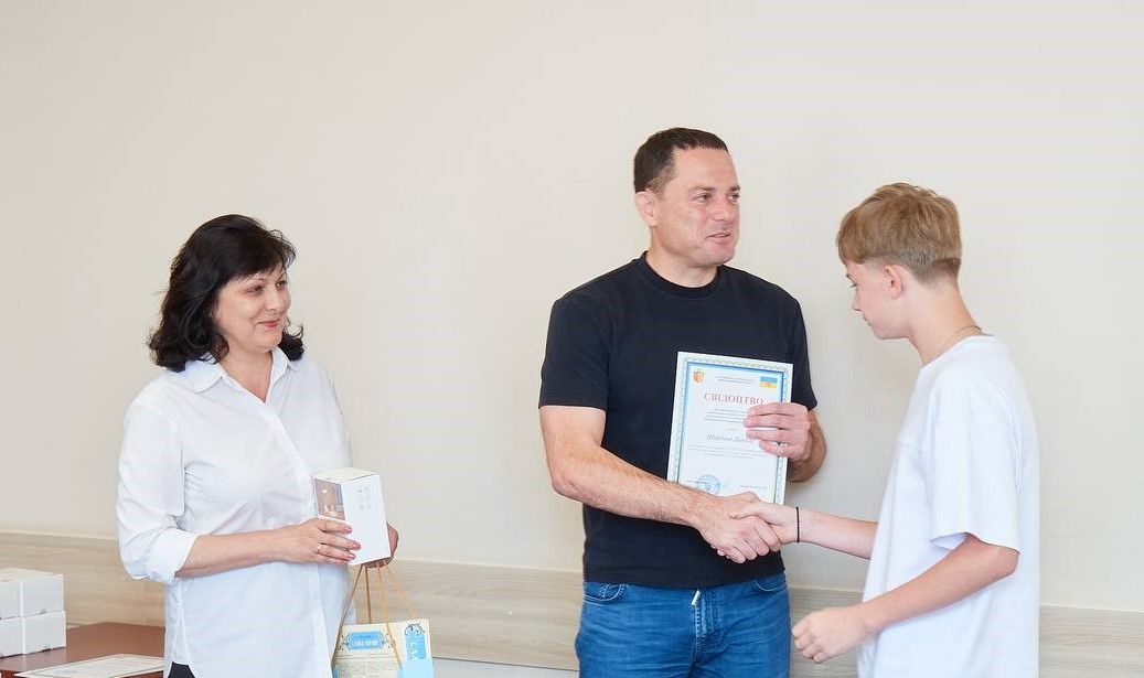 В Кам'янському вручили стипендії дітям-сиротам та дітям, позбавленим батьківського піклування за здобутки в різних сферах - ФОТО