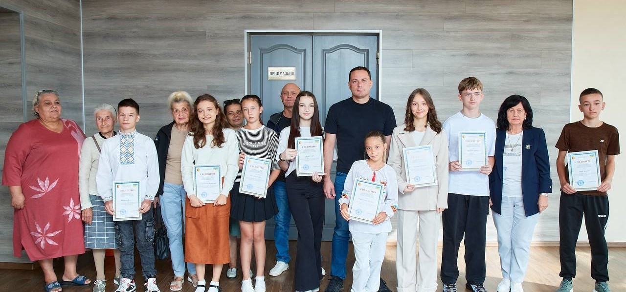 В Кам'янському вручили стипендії дітям-сиротам та дітям, позбавленим батьківського піклування за здобутки в різних сферах - ФОТО