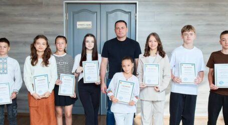 В Кам’янському вручили стипендії дітям-сиротам та дітям, позбавленим батьківського піклування за здобутки в різних сферах